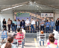 O governador Carlos Massa Ratinho Junior entregou nesta sexta-feira (4) as chaves de novas moradias para 53 famílias de Rebouças, na Região Centro-Sul do Estado. As casas fazem parte do programa Nossa Gente Paraná, destinado a pessoas em situação de vulnerabilidade social e são repassadas de graça. Ao todo, 165 pessoas serão beneficiadas diretamente.
