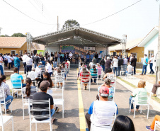 O governador Carlos Massa Ratinho Junior entregou nesta sexta-feira (4) as chaves de novas moradias para 53 famílias de Rebouças, na Região Centro-Sul do Estado. As casas fazem parte do programa Nossa Gente Paraná, destinado a pessoas em situação de vulnerabilidade social e são repassadas de graça. Ao todo, 165 pessoas serão beneficiadas diretamente.
