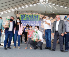 O governador Carlos Massa Ratinho Junior entregou nesta sexta-feira (4) as chaves de novas moradias para 53 famílias de Rebouças, na Região Centro-Sul do Estado. As casas fazem parte do programa Nossa Gente Paraná, destinado a pessoas em situação de vulnerabilidade social e são repassadas de graça. Ao todo, 165 pessoas serão beneficiadas diretamente.
