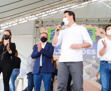 O governador Carlos Massa Ratinho Junior entregou nesta sexta-feira (4) as chaves de novas moradias para 53 famílias de Rebouças, na Região Centro-Sul do Estado. As casas fazem parte do programa Nossa Gente Paraná, destinado a pessoas em situação de vulnerabilidade social e são repassadas de graça. Ao todo, 165 pessoas serão beneficiadas diretamente.
