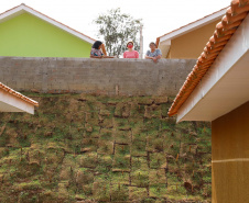 O governador Carlos Massa Ratinho Junior entregou nesta sexta-feira (4) as chaves de novas moradias para 53 famílias de Rebouças, na Região Centro-Sul do Estado. As casas fazem parte do programa Nossa Gente Paraná, destinado a pessoas em situação de vulnerabilidade social e são repassadas de graça. Ao todo, 165 pessoas serão beneficiadas diretamente.
