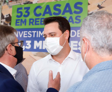 O governador Carlos Massa Ratinho Junior entregou nesta sexta-feira (4) as chaves de novas moradias para 53 famílias de Rebouças, na Região Centro-Sul do Estado. As casas fazem parte do programa Nossa Gente Paraná, destinado a pessoas em situação de vulnerabilidade social e são repassadas de graça. Ao todo, 165 pessoas serão beneficiadas diretamente.
