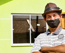 O governador Carlos Massa Ratinho Junior entregou nesta sexta-feira (4) as chaves de novas moradias para 53 famílias de Rebouças, na Região Centro-Sul do Estado. As casas fazem parte do programa Nossa Gente Paraná, destinado a pessoas em situação de vulnerabilidade social e são repassadas de graça. Ao todo, 165 pessoas serão beneficiadas diretamente.
