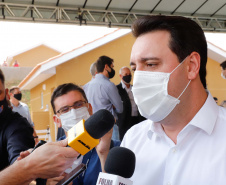 O governador Carlos Massa Ratinho Junior entregou nesta sexta-feira (4) as chaves de novas moradias para 53 famílias de Rebouças, na Região Centro-Sul do Estado. As casas fazem parte do programa Nossa Gente Paraná, destinado a pessoas em situação de vulnerabilidade social e são repassadas de graça. Ao todo, 165 pessoas serão beneficiadas diretamente.
