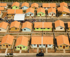 O governador Carlos Massa Ratinho Junior entregou nesta sexta-feira (4) as chaves de novas moradias para 53 famílias de Rebouças, na Região Centro-Sul do Estado. As casas fazem parte do programa Nossa Gente Paraná, destinado a pessoas em situação de vulnerabilidade social e são repassadas de graça. Ao todo, 165 pessoas serão beneficiadas diretamente.
