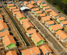O governador Carlos Massa Ratinho Junior entregou nesta sexta-feira (4) as chaves de novas moradias para 53 famílias de Rebouças, na Região Centro-Sul do Estado. As casas fazem parte do programa Nossa Gente Paraná, destinado a pessoas em situação de vulnerabilidade social e são repassadas de graça. Ao todo, 165 pessoas serão beneficiadas diretamente.
