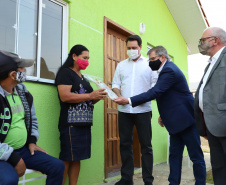 O governador Carlos Massa Ratinho Junior entregou nesta sexta-feira (4) as chaves de novas moradias para 53 famílias de Rebouças, na Região Centro-Sul do Estado. As casas fazem parte do programa Nossa Gente Paraná, destinado a pessoas em situação de vulnerabilidade social e são repassadas de graça. Ao todo, 165 pessoas serão beneficiadas diretamente.

