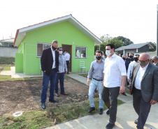 O governador Carlos Massa Ratinho Junior entregou nesta sexta-feira (4) as chaves de novas moradias para 53 famílias de Rebouças, na Região Centro-Sul do Estado. As casas fazem parte do programa Nossa Gente Paraná, destinado a pessoas em situação de vulnerabilidade social e são repassadas de graça. Ao todo, 165 pessoas serão beneficiadas diretamente.
