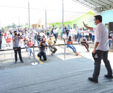 O governador Carlos Massa Ratinho Junior entregou nesta sexta-feira (4) as chaves de novas moradias para 53 famílias de Rebouças, na Região Centro-Sul do Estado. As casas fazem parte do programa Nossa Gente Paraná, destinado a pessoas em situação de vulnerabilidade social e são repassadas de graça. Ao todo, 165 pessoas serão beneficiadas diretamente.
