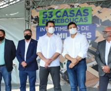 O governador Carlos Massa Ratinho Junior entregou nesta sexta-feira (4) as chaves de novas moradias para 53 famílias de Rebouças, na Região Centro-Sul do Estado. As casas fazem parte do programa Nossa Gente Paraná, destinado a pessoas em situação de vulnerabilidade social e são repassadas de graça. Ao todo, 165 pessoas serão beneficiadas diretamente.
