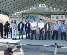 O governador Carlos Massa Ratinho Junior entregou nesta sexta-feira (4) as chaves de novas moradias para 53 famílias de Rebouças, na Região Centro-Sul do Estado. As casas fazem parte do programa Nossa Gente Paraná, destinado a pessoas em situação de vulnerabilidade social e são repassadas de graça. Ao todo, 165 pessoas serão beneficiadas diretamente.
