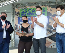O governador Carlos Massa Ratinho Junior entregou nesta sexta-feira (4) as chaves de novas moradias para 53 famílias de Rebouças, na Região Centro-Sul do Estado. As casas fazem parte do programa Nossa Gente Paraná, destinado a pessoas em situação de vulnerabilidade social e são repassadas de graça. Ao todo, 165 pessoas serão beneficiadas diretamente.

