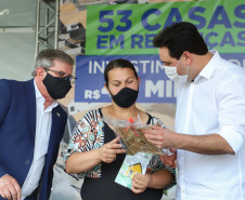 O governador Carlos Massa Ratinho Junior entregou nesta sexta-feira (4) as chaves de novas moradias para 53 famílias de Rebouças, na Região Centro-Sul do Estado. As casas fazem parte do programa Nossa Gente Paraná, destinado a pessoas em situação de vulnerabilidade social e são repassadas de graça. Ao todo, 165 pessoas serão beneficiadas diretamente.
