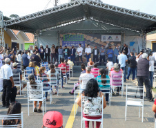 O governador Carlos Massa Ratinho Junior entregou nesta sexta-feira (4) as chaves de novas moradias para 53 famílias de Rebouças, na Região Centro-Sul do Estado. As casas fazem parte do programa Nossa Gente Paraná, destinado a pessoas em situação de vulnerabilidade social e são repassadas de graça. Ao todo, 165 pessoas serão beneficiadas diretamente.
