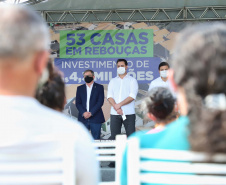 O governador Carlos Massa Ratinho Junior entregou nesta sexta-feira (4) as chaves de novas moradias para 53 famílias de Rebouças, na Região Centro-Sul do Estado. As casas fazem parte do programa Nossa Gente Paraná, destinado a pessoas em situação de vulnerabilidade social e são repassadas de graça. Ao todo, 165 pessoas serão beneficiadas diretamente.
