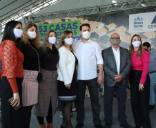 O governador Carlos Massa Ratinho Junior entregou nesta sexta-feira (4) as chaves de novas moradias para 53 famílias de Rebouças, na Região Centro-Sul do Estado. As casas fazem parte do programa Nossa Gente Paraná, destinado a pessoas em situação de vulnerabilidade social e são repassadas de graça. Ao todo, 165 pessoas serão beneficiadas diretamente.
