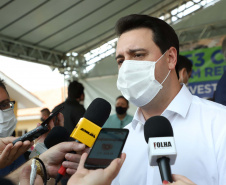  b\O governador Carlos Massa Ratinho Junior entregou nesta sexta-feira (4) as chaves de novas moradias para 53 famílias de Rebouças, na Região Centro-Sul do Estado. As casas fazem parte do programa Nossa Gente Paraná, destinado a pessoas em situação de vulnerabilidade social e são repassadas de graça. Ao todo, 165 pessoas serão beneficiadas diretamente.
