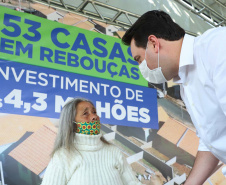 O governador Carlos Massa Ratinho Junior entregou nesta sexta-feira (4) as chaves de novas moradias para 53 famílias de Rebouças, na Região Centro-Sul do Estado. As casas fazem parte do programa Nossa Gente Paraná, destinado a pessoas em situação de vulnerabilidade social e são repassadas de graça. Ao todo, 165 pessoas serão beneficiadas diretamente.

