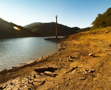 Chaminé da Barragem do Piraquara I: acesso que era feito de barco agora pode ser feito a pé 
. Foto:Sanepar