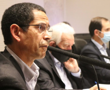 O vice-governador do Paraná, Darci Piana, lançou, na  tarde desta sexta-feira (04/09), o Novo Arranjo de Pesquisa e Inovação (NAPI) em Segurança Pública. O evento ocorreu por meio de videoconferência, transmitida a partir do Gabinete de Gestão de Integrada (GGI), no Palácio Iguaçu, em Curitiba. O programa é uma parceria entre a Secretaria da Segurança Pública do Paraná (SESP), a Fundação Araucária e a Superintendência Geral de Ciência, Tecnologia e Ensino Superior (SETI).
Foto:SESP