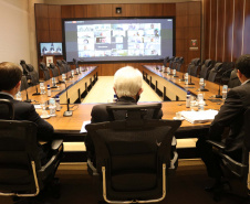 O vice-governador do Paraná, Darci Piana, lançou, na  tarde desta sexta-feira (04/09), o Novo Arranjo de Pesquisa e Inovação (NAPI) em Segurança Pública. O evento ocorreu por meio de videoconferência, transmitida a partir do Gabinete de Gestão de Integrada (GGI), no Palácio Iguaçu, em Curitiba. O programa é uma parceria entre a Secretaria da Segurança Pública do Paraná (SESP), a Fundação Araucária e a Superintendência Geral de Ciência, Tecnologia e Ensino Superior (SETI).
Foto:SESP
