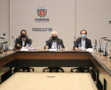O vice-governador do Paraná, Darci Piana, lançou, na  tarde desta sexta-feira (04/09), o Novo Arranjo de Pesquisa e Inovação (NAPI) em Segurança Pública. O evento ocorreu por meio de videoconferência, transmitida a partir do Gabinete de Gestão de Integrada (GGI), no Palácio Iguaçu, em Curitiba. O programa é uma parceria entre a Secretaria da Segurança Pública do Paraná (SESP), a Fundação Araucária e a Superintendência Geral de Ciência, Tecnologia e Ensino Superior (SETI).
Foto:SESP