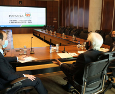 O vice-governador do Paraná, Darci Piana, lançou, na  tarde desta sexta-feira (04/09), o Novo Arranjo de Pesquisa e Inovação (NAPI) em Segurança Pública. O evento ocorreu por meio de videoconferência, transmitida a partir do Gabinete de Gestão de Integrada (GGI), no Palácio Iguaçu, em Curitiba. O programa é uma parceria entre a Secretaria da Segurança Pública do Paraná (SESP), a Fundação Araucária e a Superintendência Geral de Ciência, Tecnologia e Ensino Superior (SETI).
Foto:SESP