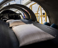 Faltando quatro meses para o fim de 2020, os Portos do Paraná já movimentaram o equivalente a 73% do total de cargas transportadas no ano passado inteiro. De janeiro a agosto, 38,67 milhões de toneladas de produtos passaram pelos portos de Paranaguá e Antonina. Em 2019, em 12 meses, foram 53.203.775 toneladas. 