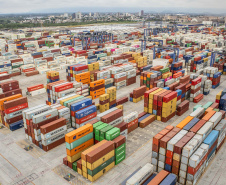 Faltando quatro meses para o fim de 2020, os Portos do Paraná já movimentaram o equivalente a 73% do total de cargas transportadas no ano passado inteiro. De janeiro a agosto, 38,67 milhões de toneladas de produtos passaram pelos portos de Paranaguá e Antonina. Em 2019, em 12 meses, foram 53.203.775 toneladas. 