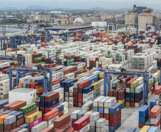 Faltando quatro meses para o fim de 2020, os Portos do Paraná já movimentaram o equivalente a 73% do total de cargas transportadas no ano passado inteiro. De janeiro a agosto, 38,67 milhões de toneladas de produtos passaram pelos portos de Paranaguá e Antonina. Em 2019, em 12 meses, foram 53.203.775 toneladas. 