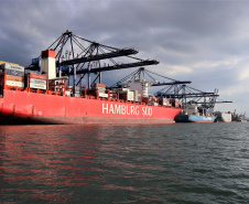 Faltando quatro meses para o fim de 2020, os Portos do Paraná já movimentaram o equivalente a 73% do total de cargas transportadas no ano passado inteiro. De janeiro a agosto, 38,67 milhões de toneladas de produtos passaram pelos portos de Paranaguá e Antonina. Em 2019, em 12 meses, foram 53.203.775 toneladas. 