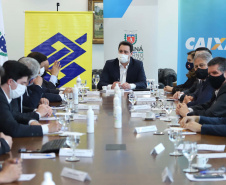 O governador Carlos Massa Ratinho Junior assinou nesta quarta-feira (9) o contrato do financiamento de R$ 1,6 bilhão que o Governo do Paraná captou com o Banco do Brasil e a Caixa Econômica Federal.