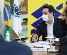 O governador Carlos Massa Ratinho Junior assinou nesta quarta-feira (9) o contrato do financiamento de R$ 1,6 bilhão que o Governo do Paraná captou com o Banco do Brasil e a Caixa Econômica Federal.
