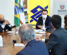 O governador Carlos Massa Ratinho Junior assinou nesta quarta-feira (9) o contrato do financiamento de R$ 1,6 bilhão que o Governo do Paraná captou com o Banco do Brasil e a Caixa Econômica Federal.