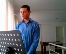 Aluno autista faz apresentações de ópera para colegas de sala através do meeting. Foto: Reprodução/ Facebook