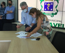 A Secretaria de Estado da Agricultura e do Abastecimento oficializou nesta quinta-feira (10) a adesão do município de Cascavel ao Sistema Unificado Estadual de Sanidade Agroindustrial Familiar, Artesanal e de Pequeno Porte do Paraná (Susaf-PR). . Foto:SEAB