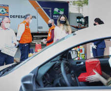 Uma longa e animada fila de carros, todos equipados com bolas, bonecas e os mais diferentes e coloridos brinquedos, deu início à campanha solidária Paraná Piá. O primeiro evento de arrecadação foi um Drive Thru organizado pela Secretaria de Estado do Desenvolvimento Urbano, nesta sexta-feira (11), em frente ao Palácio Iguaçu.
