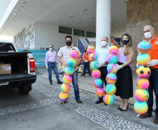 Uma longa e animada fila de carros, todos equipados com bolas, bonecas e os mais diferentes e coloridos brinquedos, deu início à campanha solidária Paraná Piá. O primeiro evento de arrecadação foi um Drive Thru organizado pela Secretaria de Estado do Desenvolvimento Urbano, nesta sexta-feira (11), em frente ao Palácio Iguaçu.
