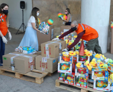 Uma longa e animada fila de carros, todos equipados com bolas, bonecas e os mais diferentes e coloridos brinquedos, deu início à campanha solidária Paraná Piá. O primeiro evento de arrecadação foi um Drive Thru organizado pela Secretaria de Estado do Desenvolvimento Urbano, nesta sexta-feira (11), em frente ao Palácio Iguaçu.
