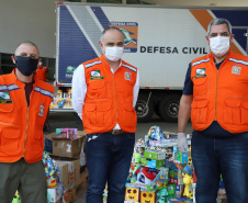 Uma longa e animada fila de carros, todos equipados com bolas, bonecas e os mais diferentes e coloridos brinquedos, deu início à campanha solidária Paraná Piá. O primeiro evento de arrecadação foi um Drive Thru organizado pela Secretaria de Estado do Desenvolvimento Urbano, nesta sexta-feira (11), em frente ao Palácio Iguaçu.
