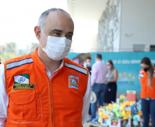 Uma longa e animada fila de carros, todos equipados com bolas, bonecas e os mais diferentes e coloridos brinquedos, deu início à campanha solidária Paraná Piá. O primeiro evento de arrecadação foi um Drive Thru organizado pela Secretaria de Estado do Desenvolvimento Urbano, nesta sexta-feira (11), em frente ao Palácio Iguaçu.
