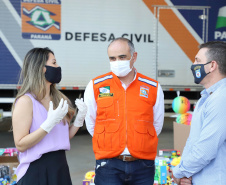 Uma longa e animada fila de carros, todos equipados com bolas, bonecas e os mais diferentes e coloridos brinquedos, deu início à campanha solidária Paraná Piá. O primeiro evento de arrecadação foi um Drive Thru organizado pela Secretaria de Estado do Desenvolvimento Urbano, nesta sexta-feira (11), em frente ao Palácio Iguaçu.
