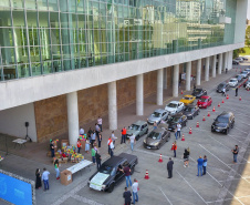 Uma longa e animada fila de carros, todos equipados com bolas, bonecas e os mais diferentes e coloridos brinquedos, deu início à campanha solidária Paraná Piá. O primeiro evento de arrecadação foi um Drive Thru organizado pela Secretaria de Estado do Desenvolvimento Urbano, nesta sexta-feira (11), em frente ao Palácio Iguaçu.
