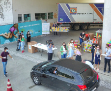 Uma longa e animada fila de carros, todos equipados com bolas, bonecas e os mais diferentes e coloridos brinquedos, deu início à campanha solidária Paraná Piá. O primeiro evento de arrecadação foi um Drive Thru organizado pela Secretaria de Estado do Desenvolvimento Urbano, nesta sexta-feira (11), em frente ao Palácio Iguaçu.
