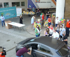 Uma longa e animada fila de carros, todos equipados com bolas, bonecas e os mais diferentes e coloridos brinquedos, deu início à campanha solidária Paraná Piá. O primeiro evento de arrecadação foi um Drive Thru organizado pela Secretaria de Estado do Desenvolvimento Urbano, nesta sexta-feira (11), em frente ao Palácio Iguaçu.
