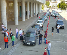 Uma longa e animada fila de carros, todos equipados com bolas, bonecas e os mais diferentes e coloridos brinquedos, deu início à campanha solidária Paraná Piá. O primeiro evento de arrecadação foi um Drive Thru organizado pela Secretaria de Estado do Desenvolvimento Urbano, nesta sexta-feira (11), em frente ao Palácio Iguaçu.
