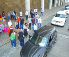 Uma longa e animada fila de carros, todos equipados com bolas, bonecas e os mais diferentes e coloridos brinquedos, deu início à campanha solidária Paraná Piá. O primeiro evento de arrecadação foi um Drive Thru organizado pela Secretaria de Estado do Desenvolvimento Urbano, nesta sexta-feira (11), em frente ao Palácio Iguaçu.
