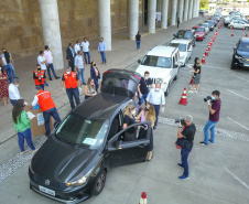 Uma longa e animada fila de carros, todos equipados com bolas, bonecas e os mais diferentes e coloridos brinquedos, deu início à campanha solidária Paraná Piá. O primeiro evento de arrecadação foi um Drive Thru organizado pela Secretaria de Estado do Desenvolvimento Urbano, nesta sexta-feira (11), em frente ao Palácio Iguaçu.
