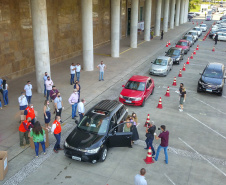 Uma longa e animada fila de carros, todos equipados com bolas, bonecas e os mais diferentes e coloridos brinquedos, deu início à campanha solidária Paraná Piá. O primeiro evento de arrecadação foi um Drive Thru organizado pela Secretaria de Estado do Desenvolvimento Urbano, nesta sexta-feira (11), em frente ao Palácio Iguaçu.

