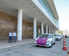 Uma longa e animada fila de carros, todos equipados com bolas, bonecas e os mais diferentes e coloridos brinquedos, deu início à campanha solidária Paraná Piá. O primeiro evento de arrecadação foi um Drive Thru organizado pela Secretaria de Estado do Desenvolvimento Urbano, nesta sexta-feira (11), em frente ao Palácio Iguaçu.
